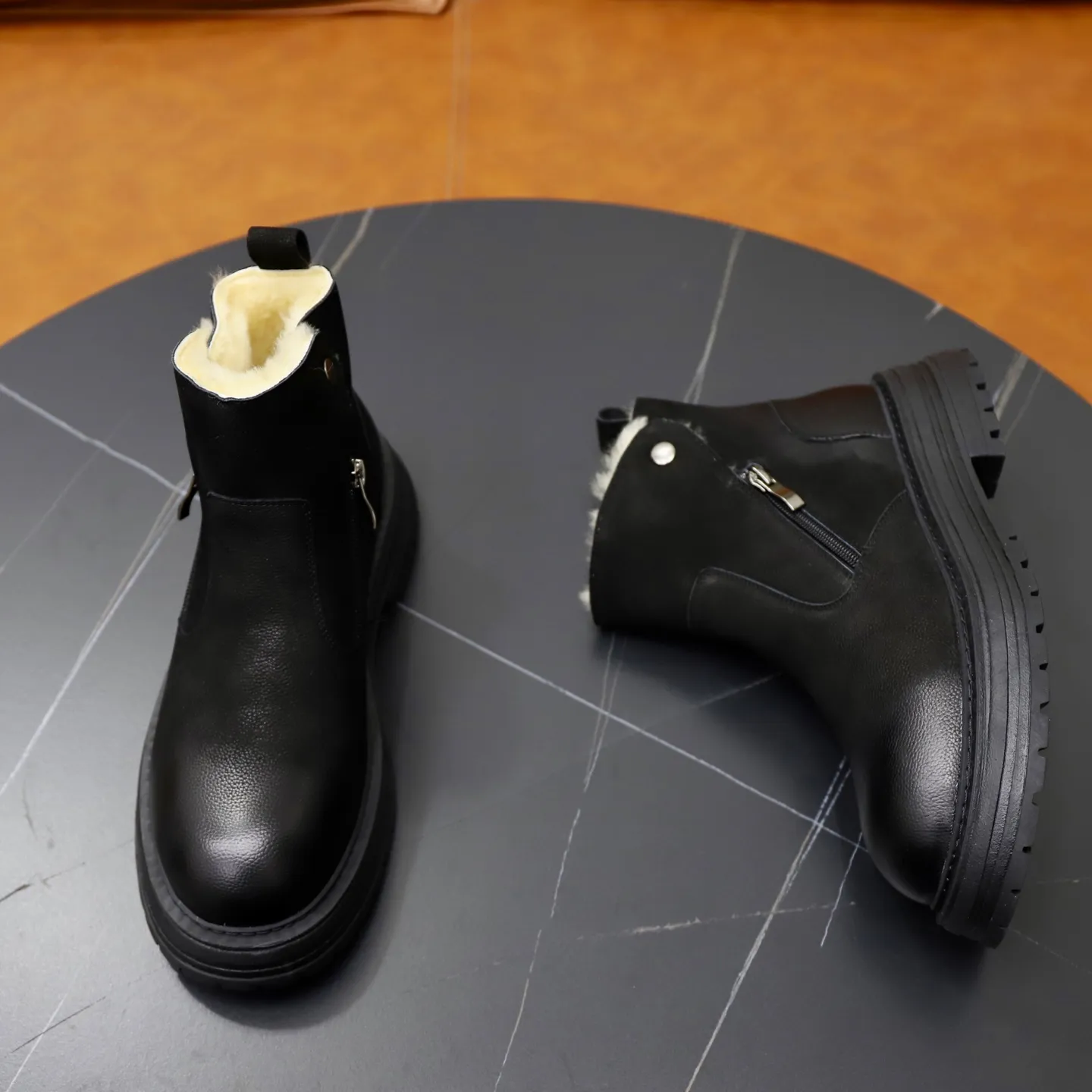 Ex-factory price: 680💰Thick wool imported from Australia Brand: UGG genuine purchasing agent Size: 38-44 (customized in 45) Grade: Official website 1:1 Material: First-layer genuine leather waterproof and antifreeze upper Real wool lining Original non-slip Soft wear-resistant outsole Style category: Men's casual shoes Trendy style Comfortable on the feet Color: Official website color synchronization